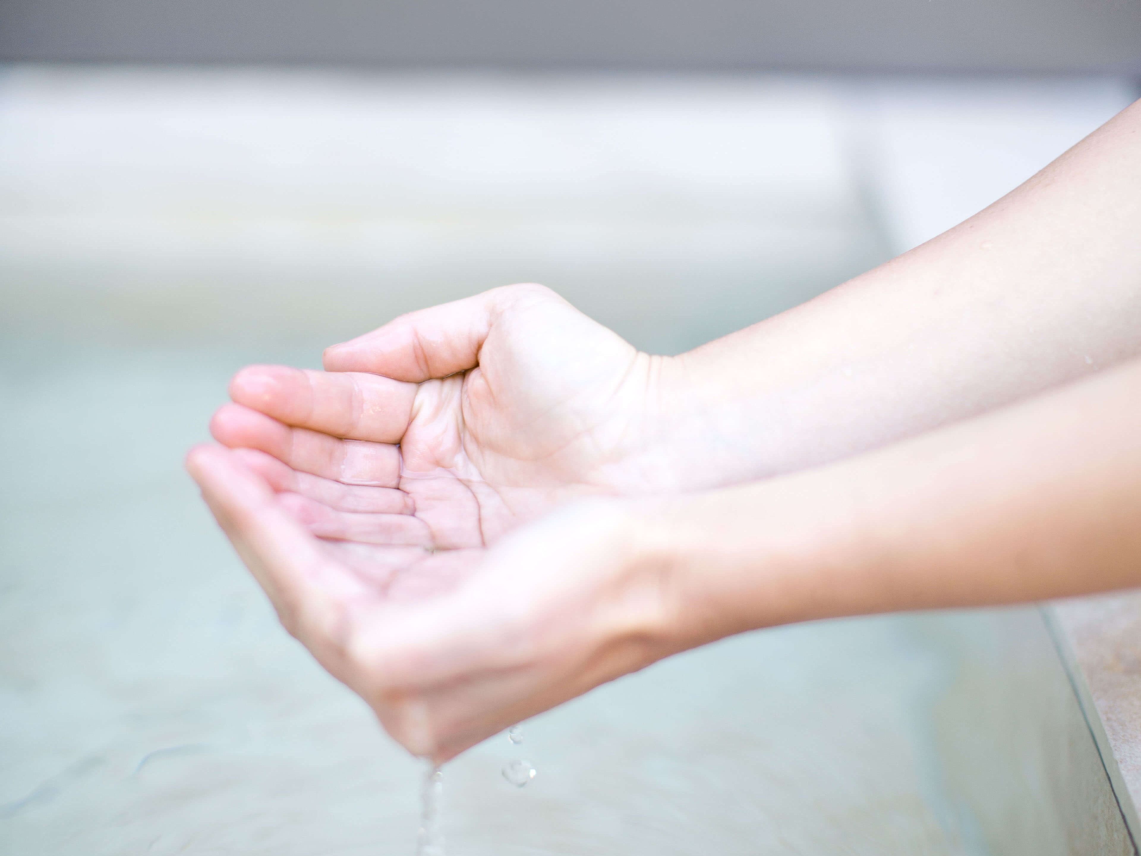 Thermalwasser in den Händen im Thermenresort Loipersdorf.