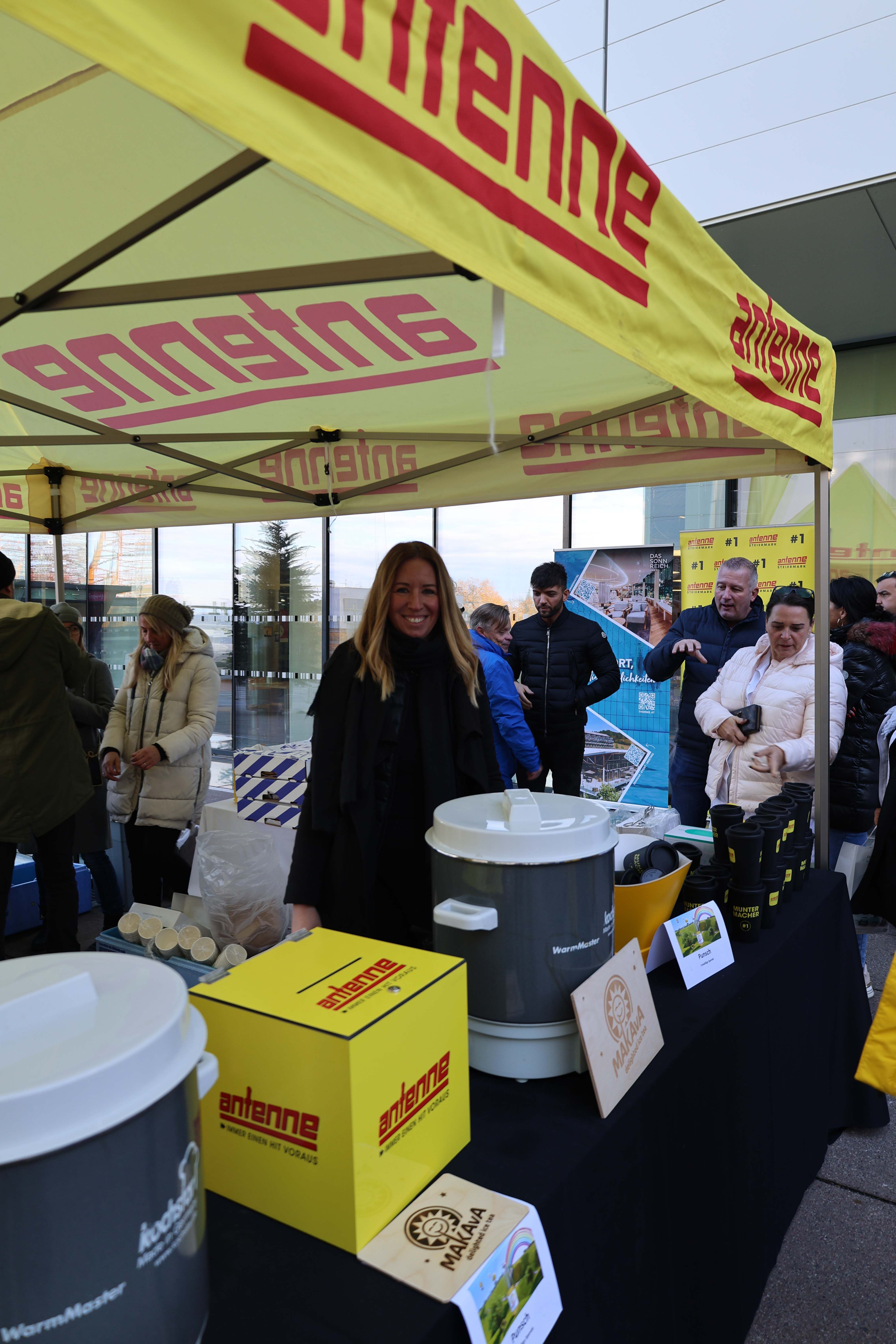 Birgit Stampfl beim Ausschenken von Punsch