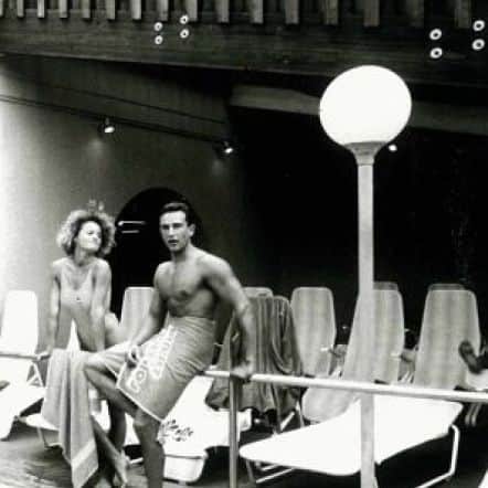 Ein Foto in schwarzweiß zeigt ein Pärchen am Beckenrand in den 80ern.