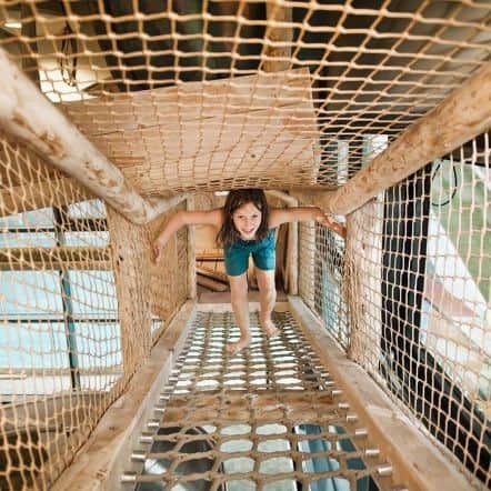 Kind in der Kletterhalle