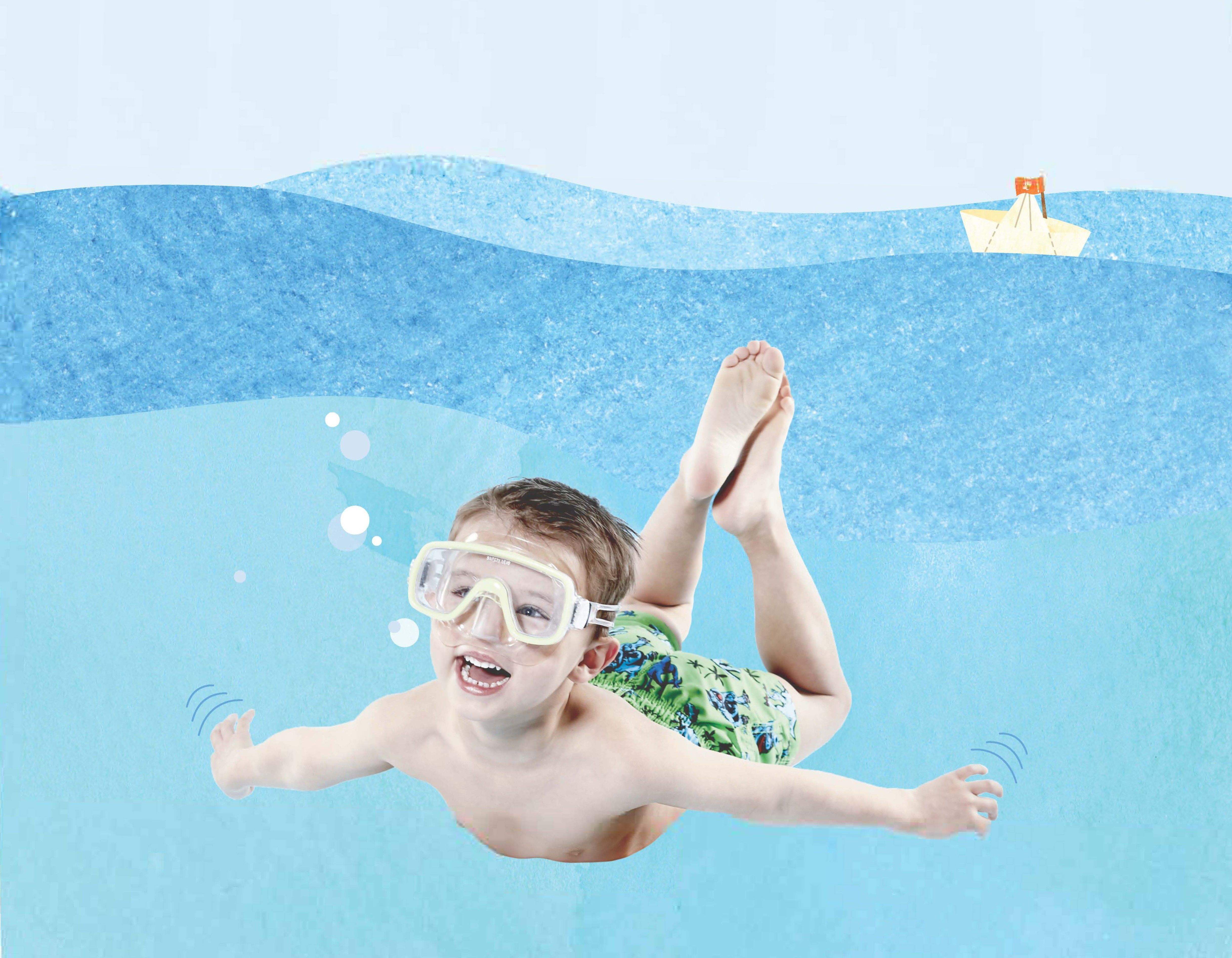 Ein Kleinkind taucht mit einer Taucherbrille.