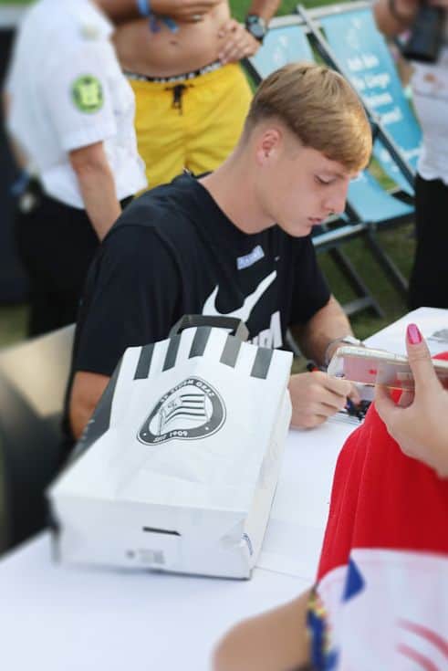Alexander Prass (Sk Sturm Graz) bei der Autogrammstunde