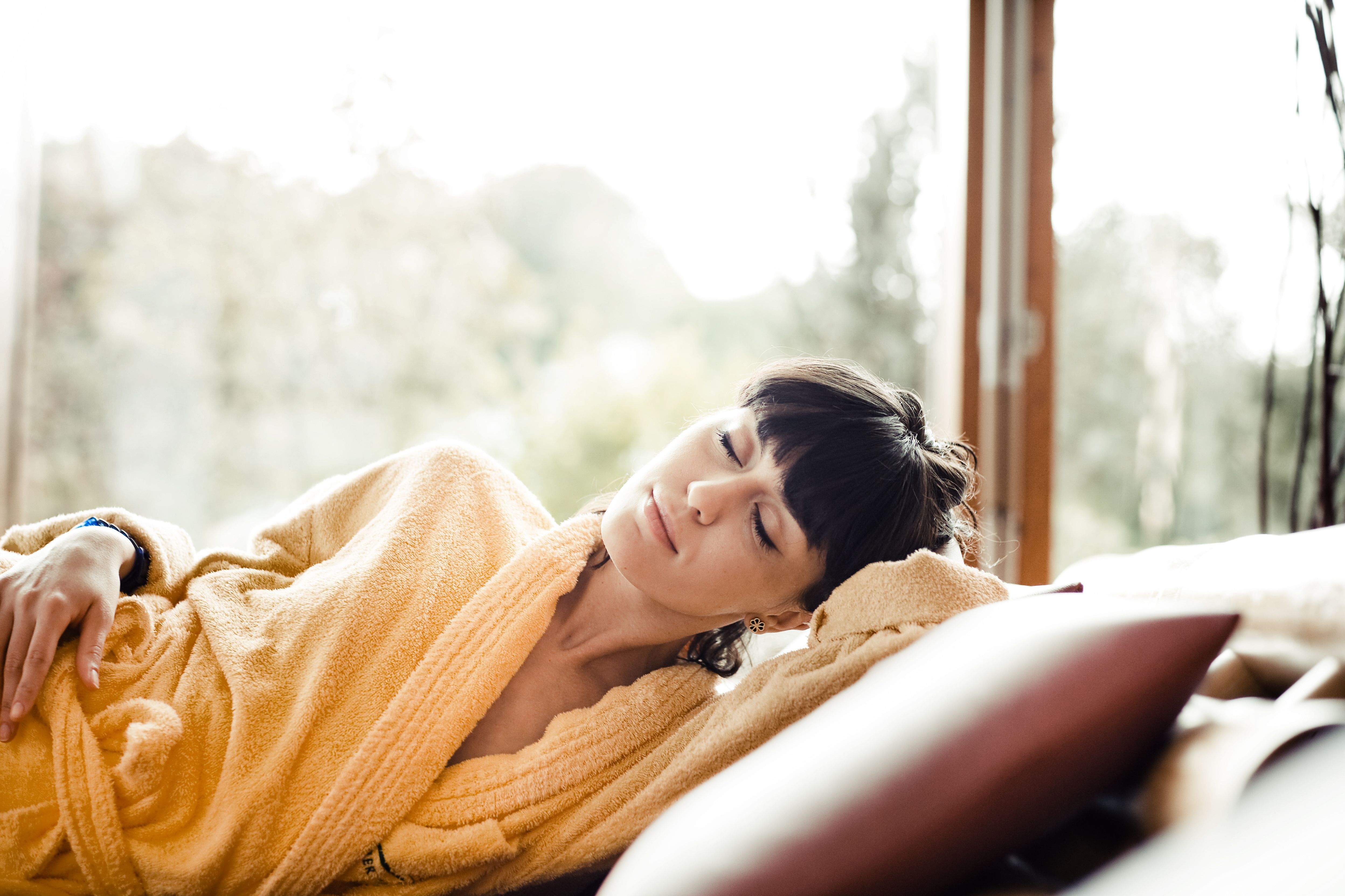 Eine Frau liegt entspannt auf der der reservierten Kippliege.