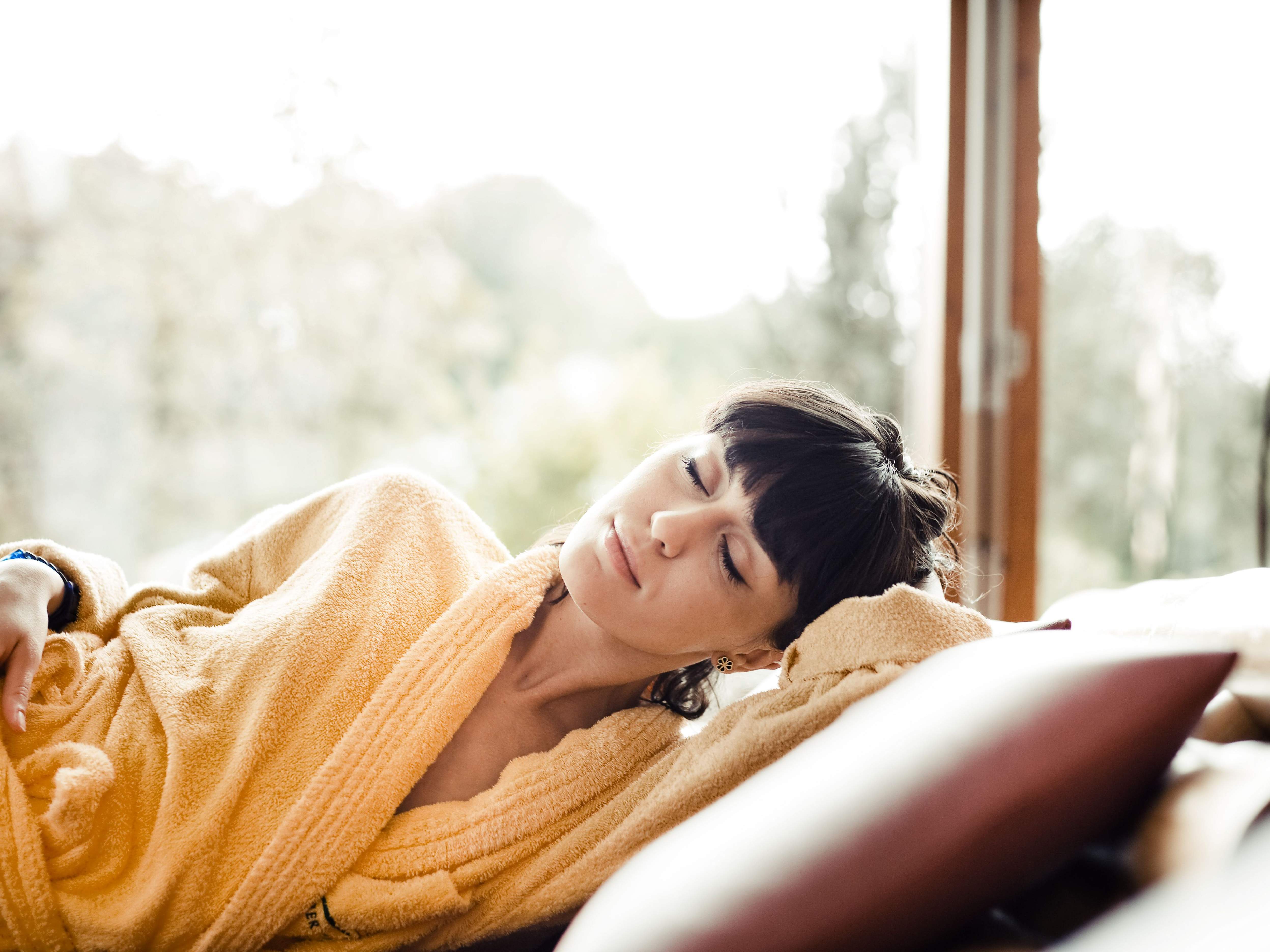 Eine Frau liegt entspannt auf der der reservierten Kippliege.