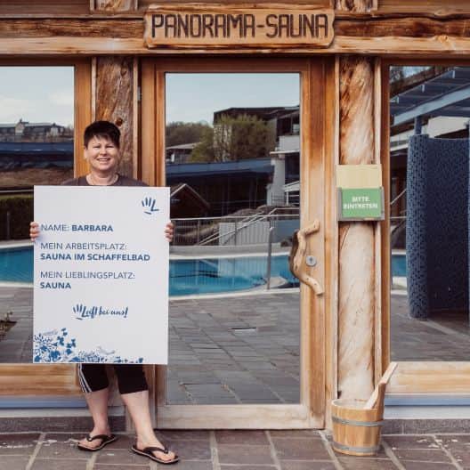 Ein Teammitglied des Thermenresorts Loipersdorf zeigt den Lieblingsplatz auf dem Gelände.