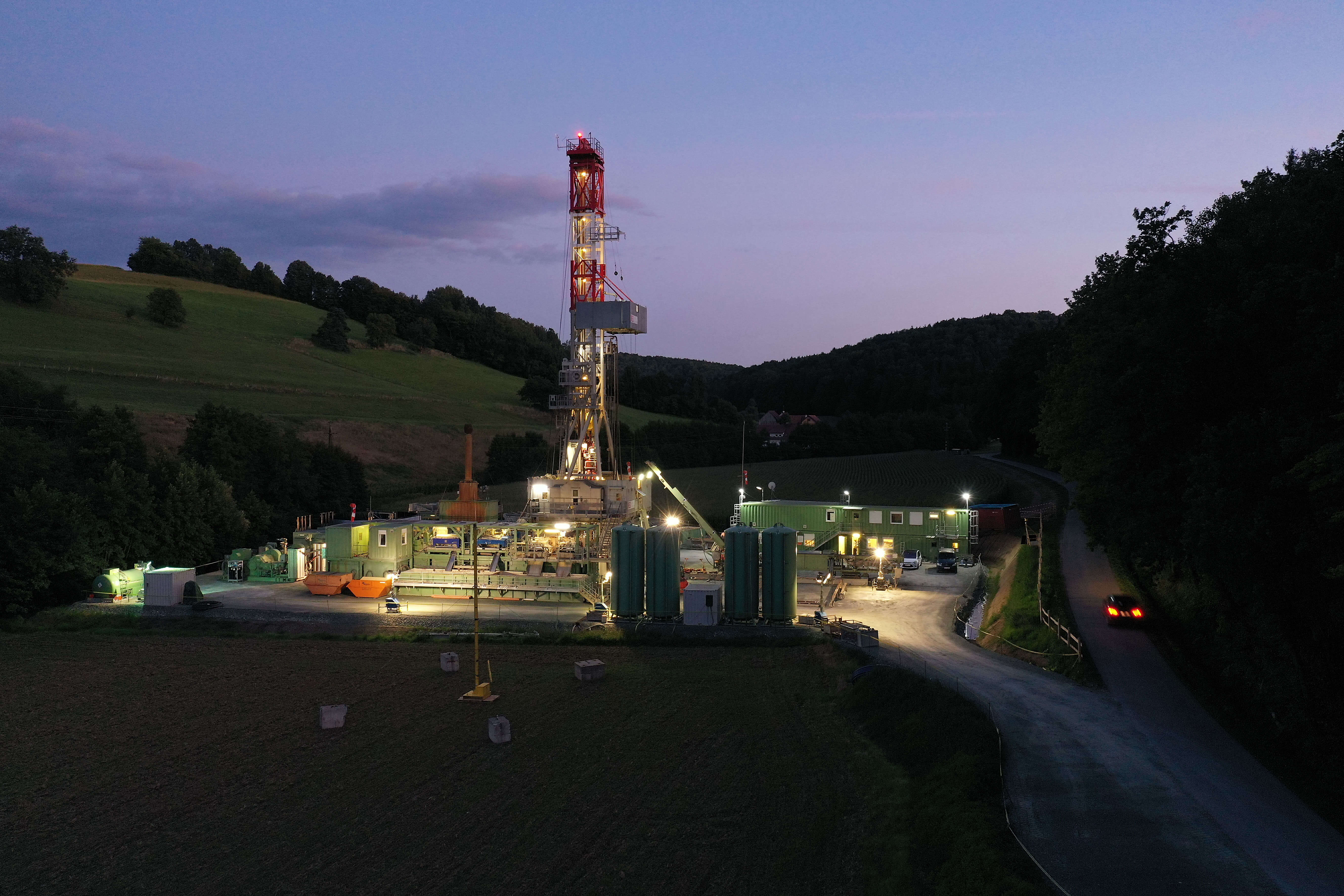 Nachtaufnahme der Bohrung im Rehgraben 2021.