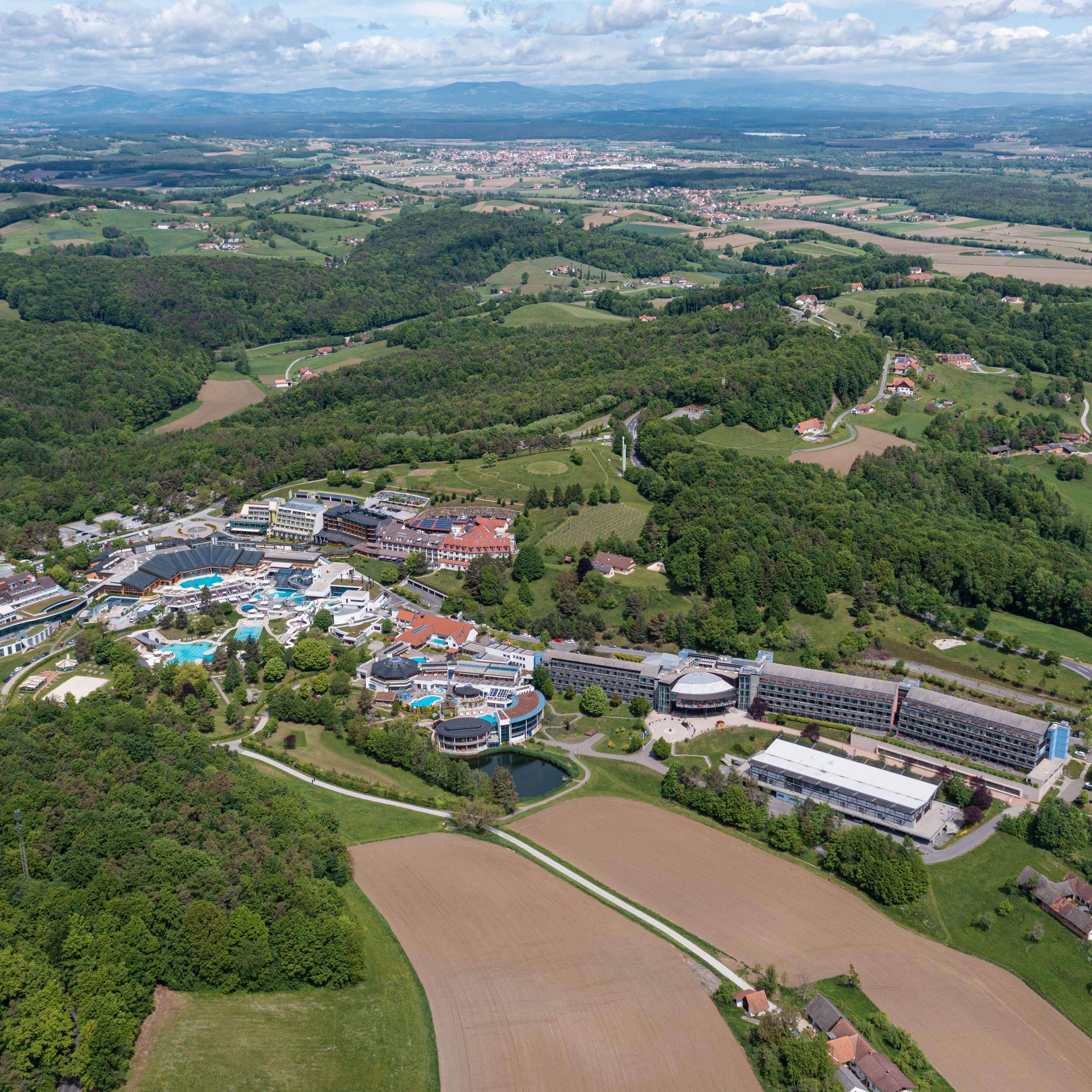 Overview of the Loipersdorf thermal spa resort and the thermal spa hotels with direct access.