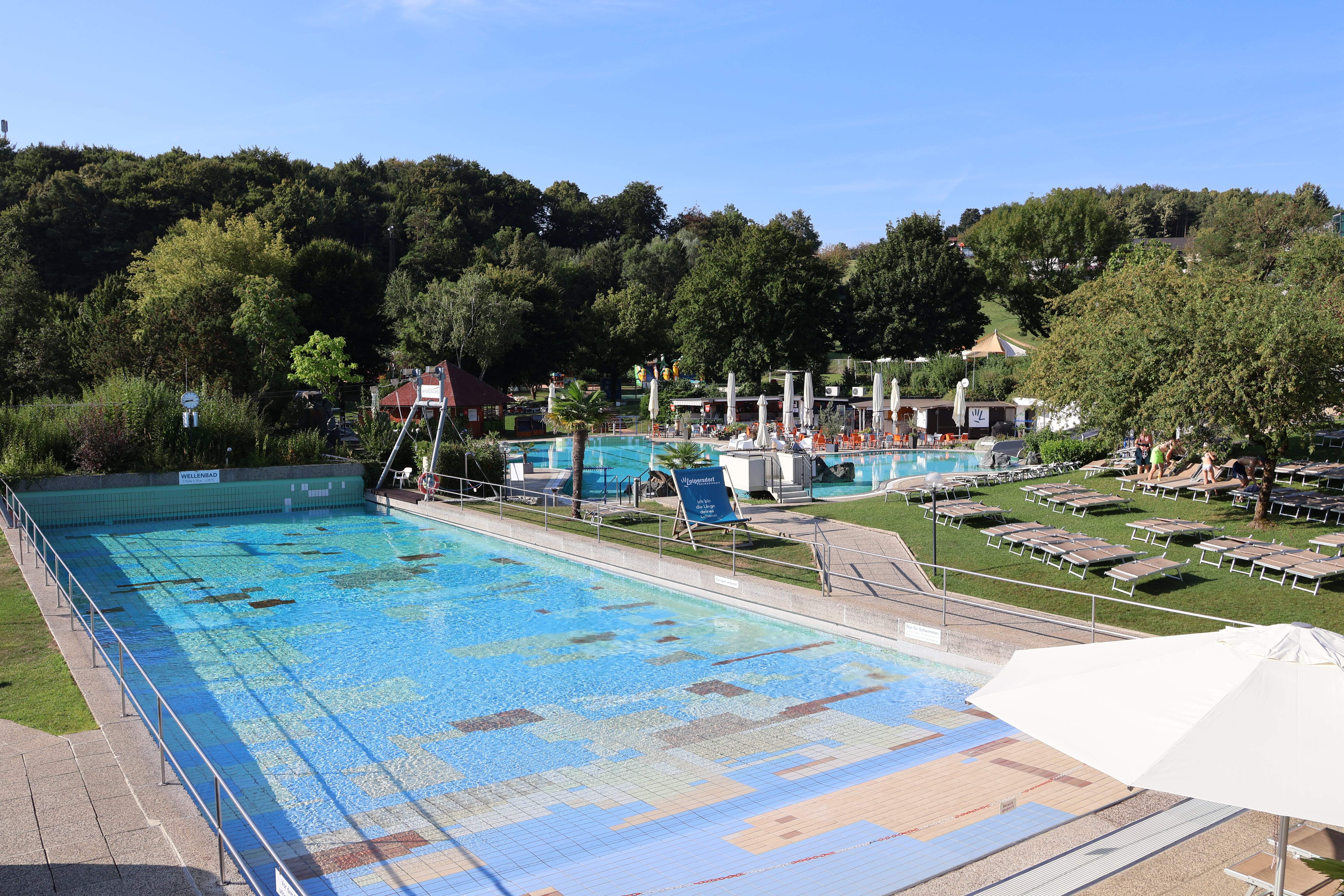 Das Wellenbecken im Sommer.