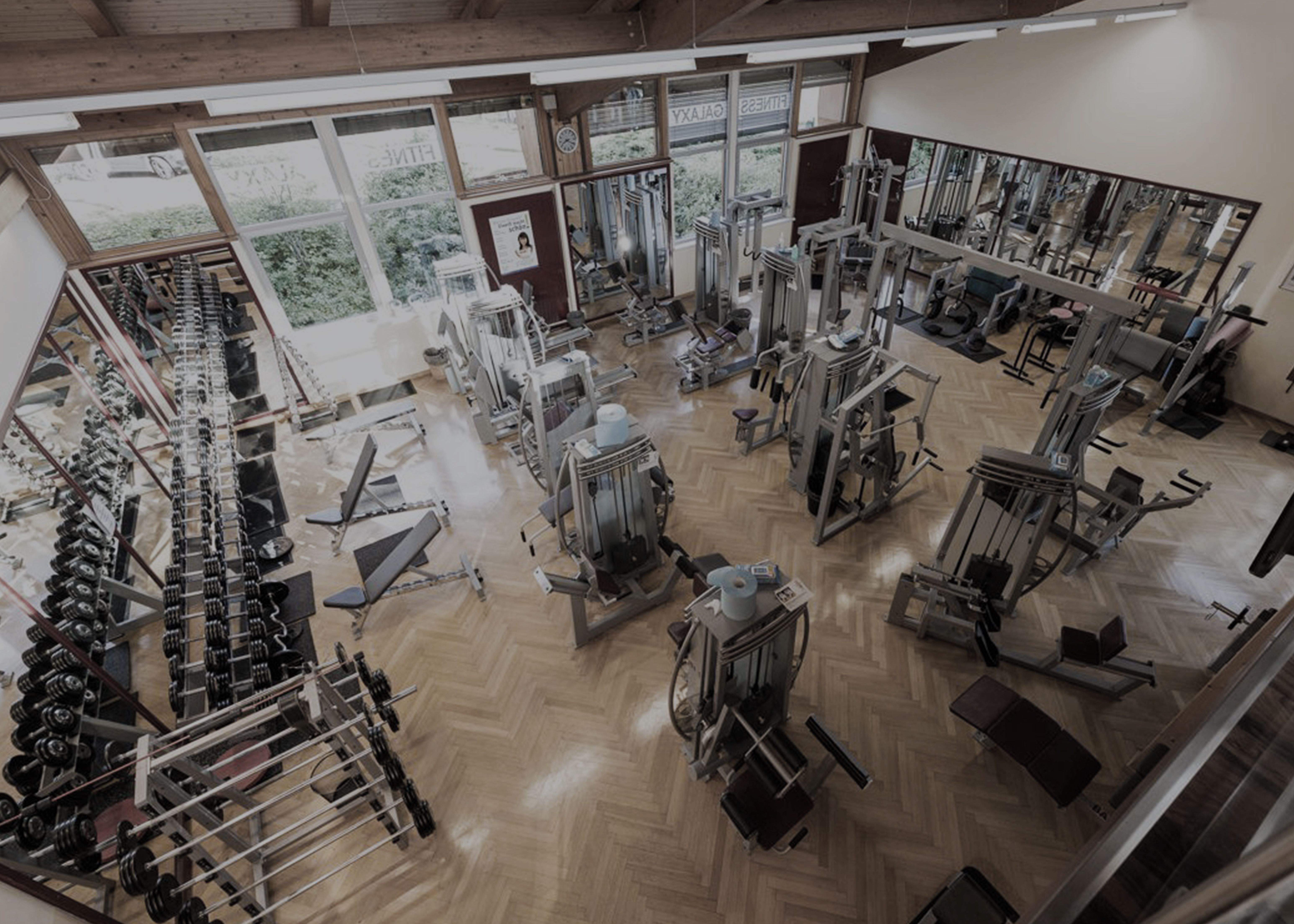 Ein großzügig eingerichtetes Fitnessstudio.