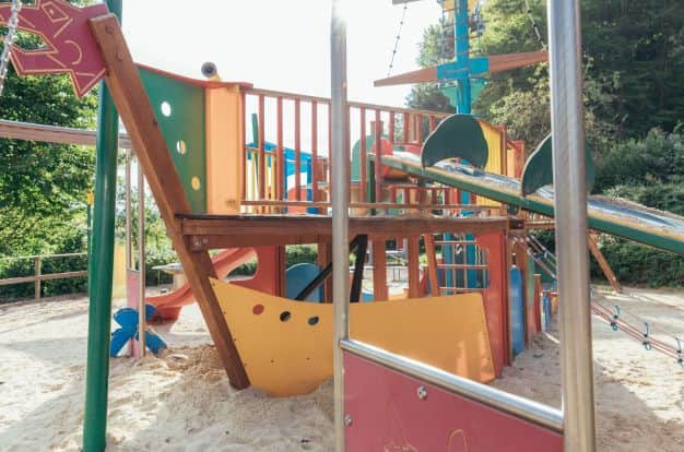 Ein Klettergerüst mit Sand im Außenbereich des Thermenresort Loipersdorf.