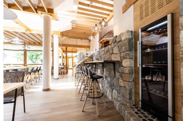 Ein Blick in den Speiseraum und den Weinschrank der Speiserei