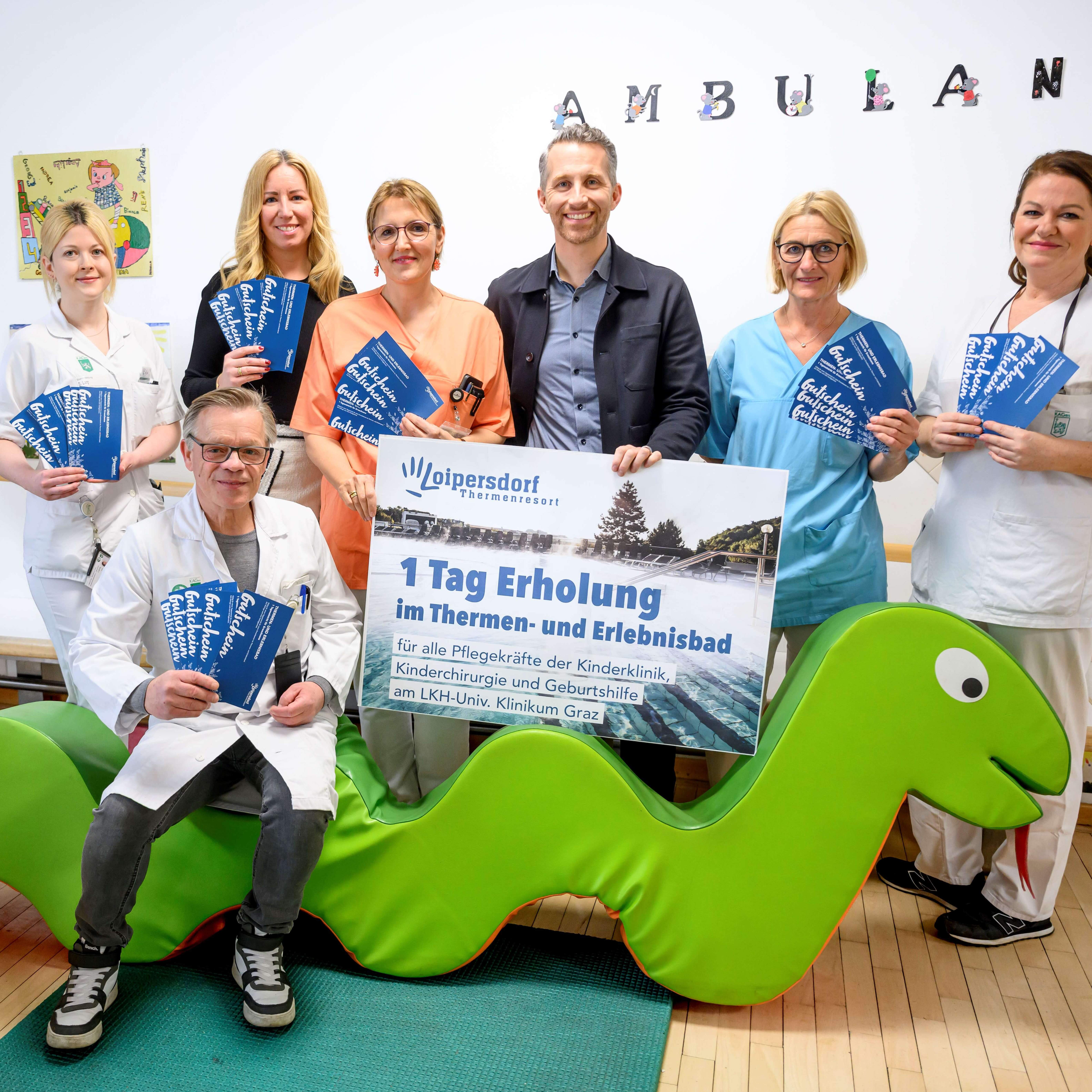 People at the presentation of the vouchers and gifts from the employees of Thermenresort Loipersdorf to the employees of LKH Graz.