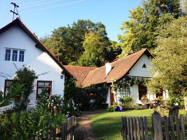 Das Appartement Hannas Landhaus von außen mit Blick in den Garten.