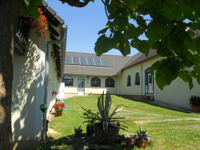 Gästehaus Lindenhof mit Blick in den Innenhof.