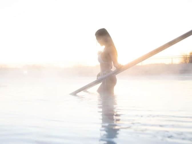 Eine Frau geht über die Treppe in das Thermalwasser im Thermenresort Loipersdorf.