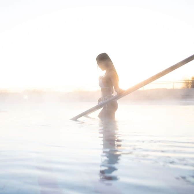 Eine Frau geht über die Treppe in das Thermalwasser im Thermenresort Loipersdorf.