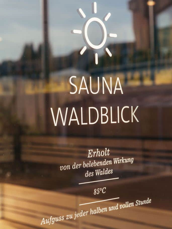 Ein Blick durch die gläserne Tür der Sauna Waldblick im Thermenhotel Loipersdorf.