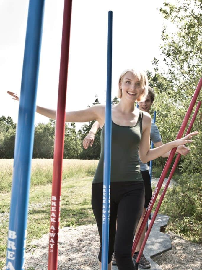 Zwei Personen üben einen Parkour auf dem Motorikweg in Bad Loipersdorf.