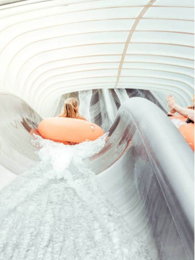 Zwei Personen rutschen in der Carrera Doppelrutsche um die Wette.