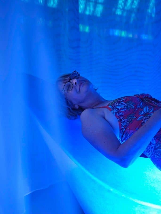 Dame entspannt in der AlphaSphere