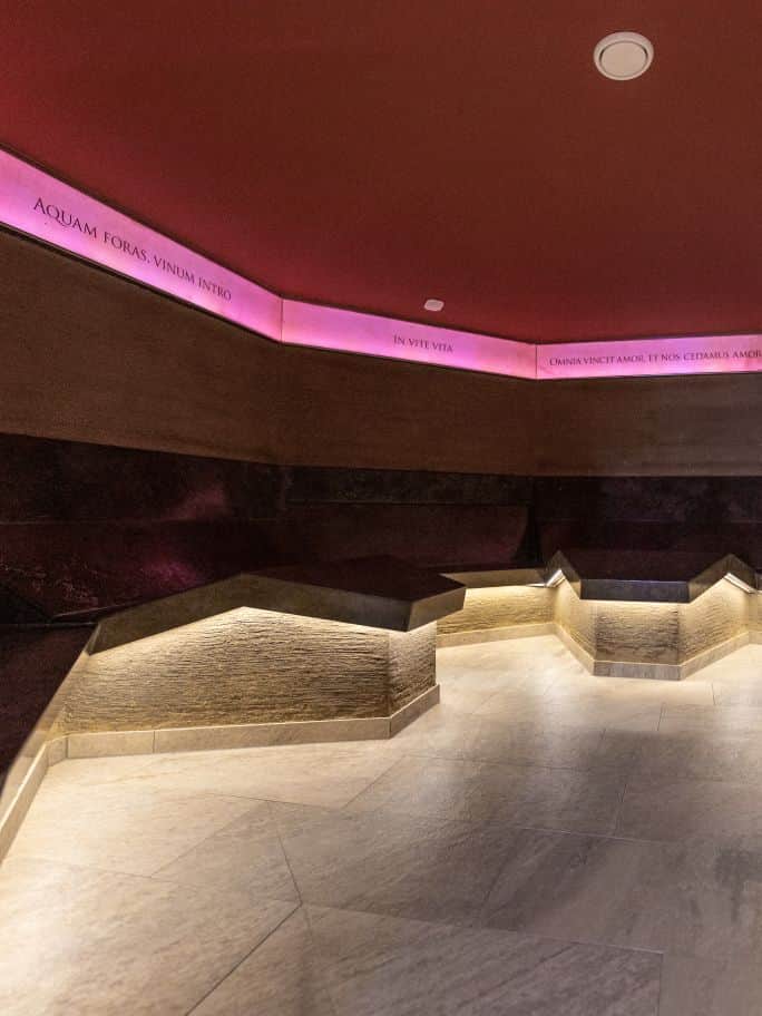 Ein Blick auf das römische Tepidarium mit seinen Steinliegen.