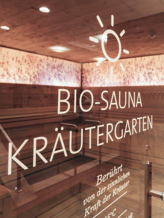 Ein Blick durch die Glastür in die Bio-Sauna Kräutergarten. 