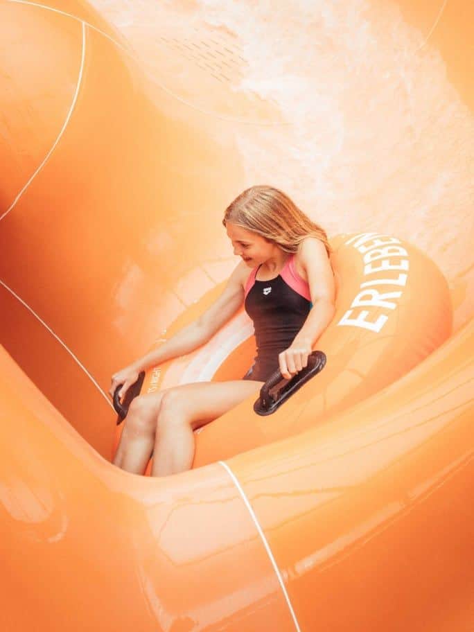 Kind rutscht die Wirbelwind im Reifen runter