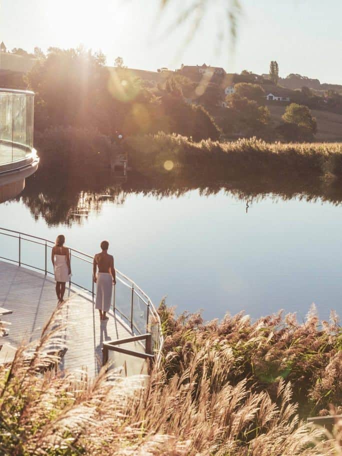 Pärchen steht auf der SeePavillon Terrasse und blickt über den Teich