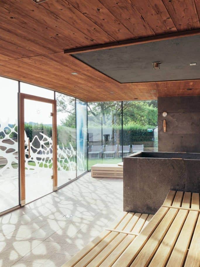 Sauna Kraftquelle mit viel Holz und Blick ins Grüne. 