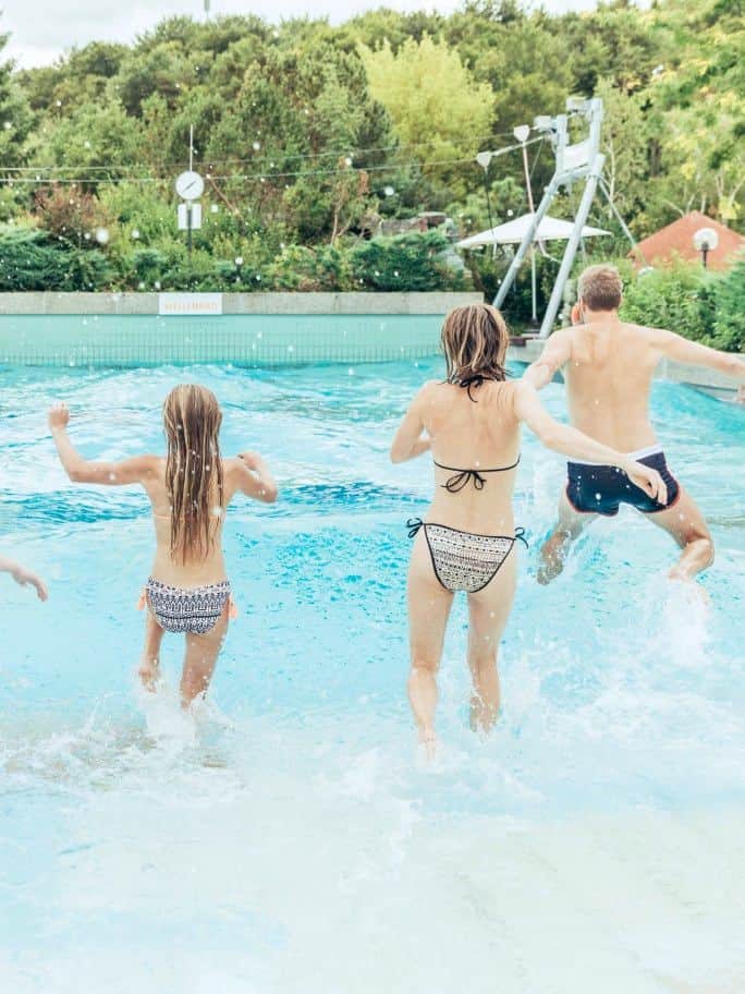 Kinder rennen ins Wellenbecken