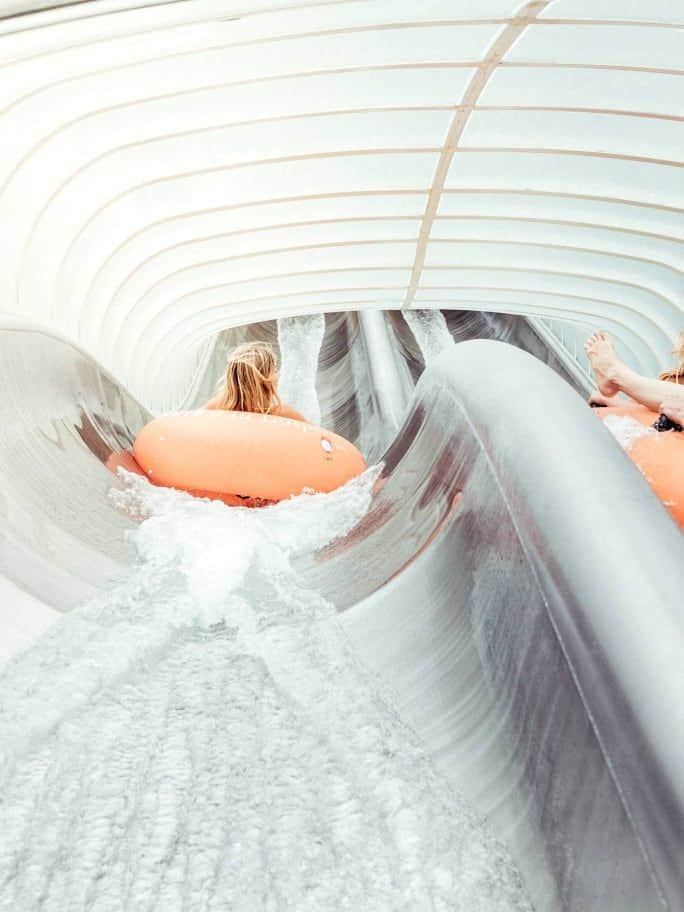 Rutschen mit orangen Reifen auf der Carrera Rutsche im Fun Park.