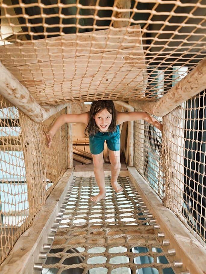 Ein Kind im Klettergarten im Thermenresort Loipersdorf.