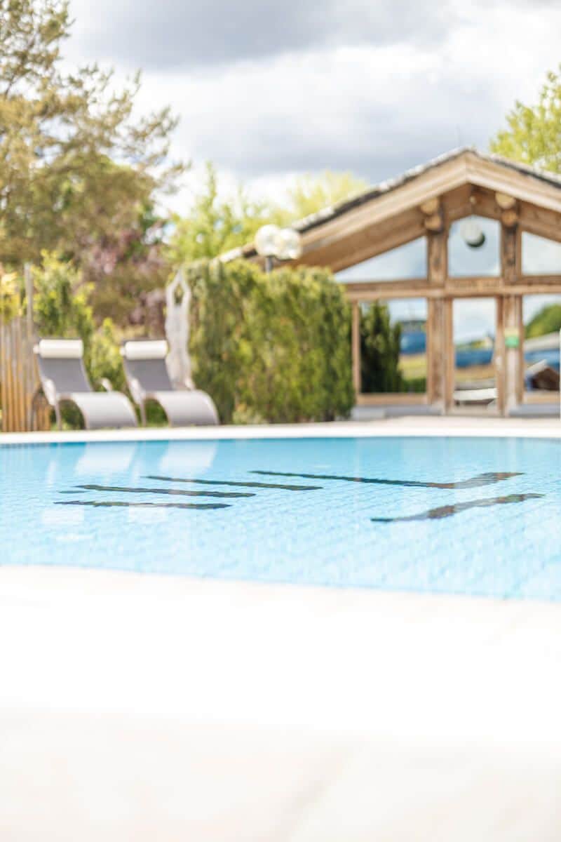 Thermalwasser im Kaltschwimmbecken vor der Panoramasauna.