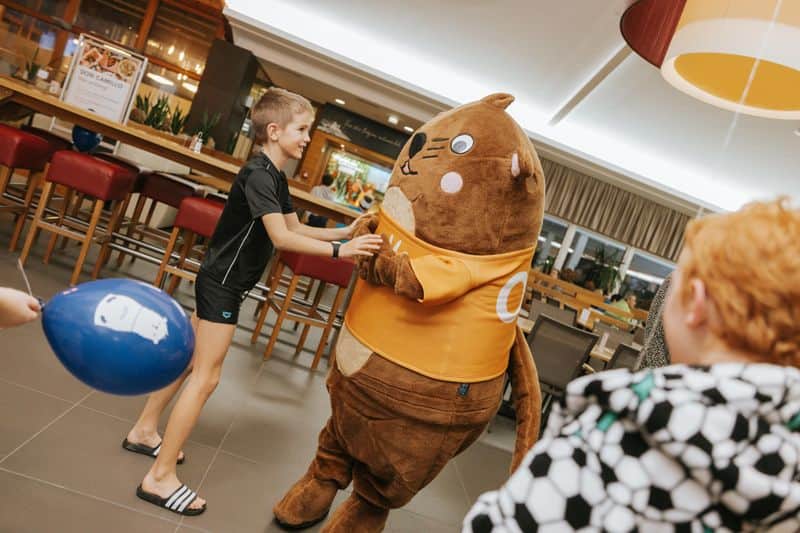 Otto dances the Otto dance with a child