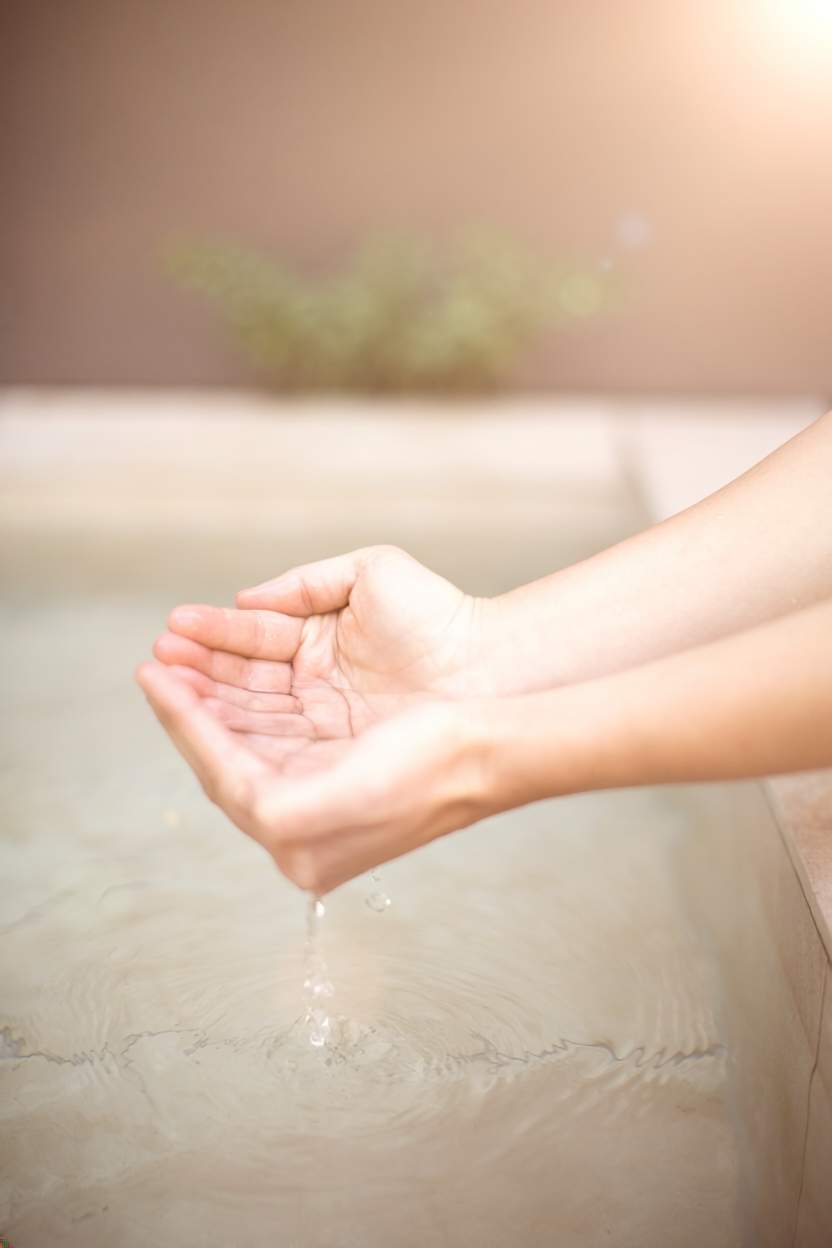 Hände die das Wasser berühren