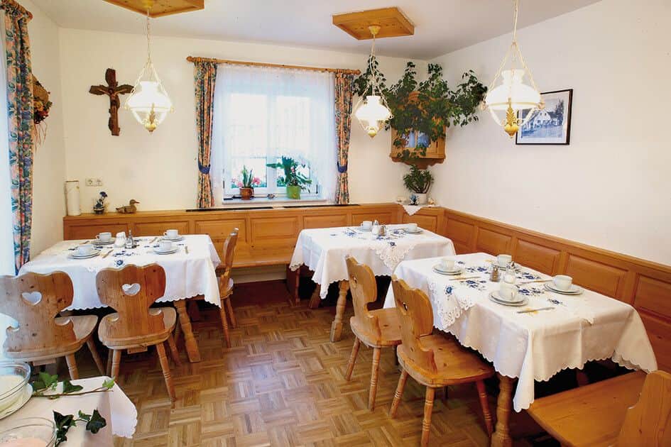 Der Frühstücksraum mit drei Tischen im Gästehaus Butterfly.