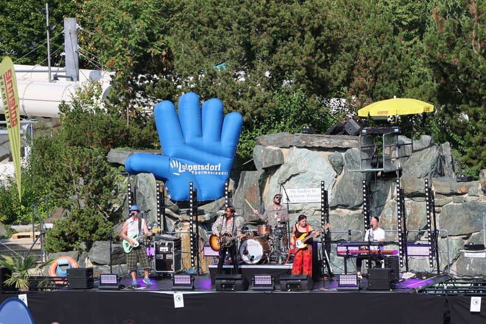 Band "ALLE ACHTUNG" gab ein Konzert am Acapulco Becken